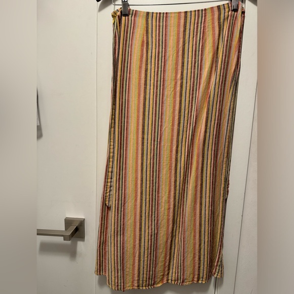 Urban Outfitters linen skirt with leg slit. Size medium. Multi colour - Picture 3 of 3